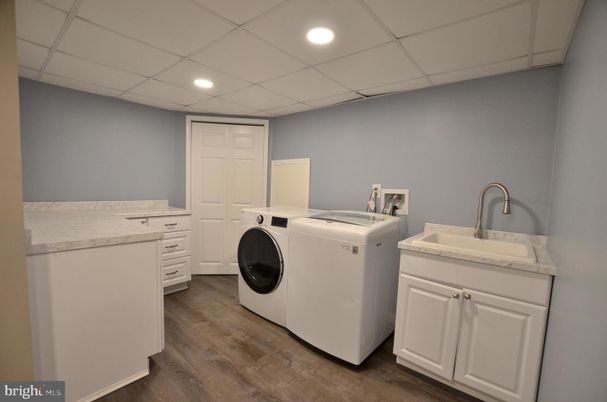 Interior, Recessed Lighting, Washer, Wood Texture Flooring