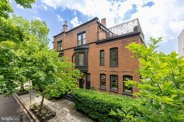 Exterior, Facade, Brick Facade, Rowhouse