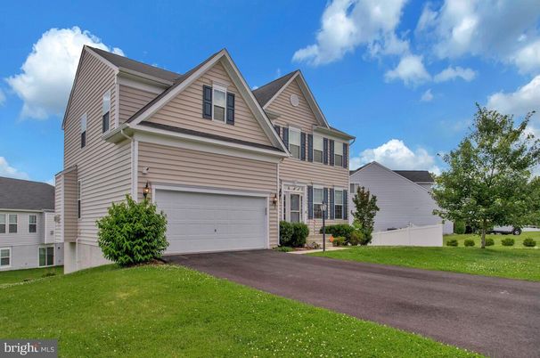 Attached, Exterior, Facade, Farmhouse