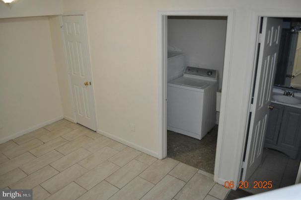 Interior, Utility Closets, Washer, Wood Texture Flooring