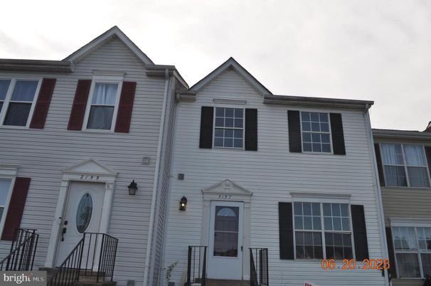 Exterior, Facade, Rowhouse