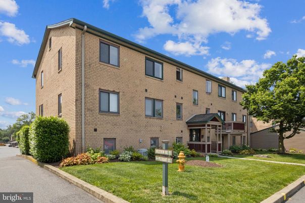 Exterior, Facade, Brick Facade, Rowhouse