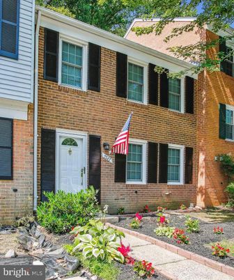 Exterior, Facade, Brick Facade, Rowhouse
