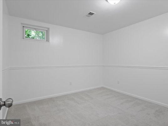 Empty room, Interior