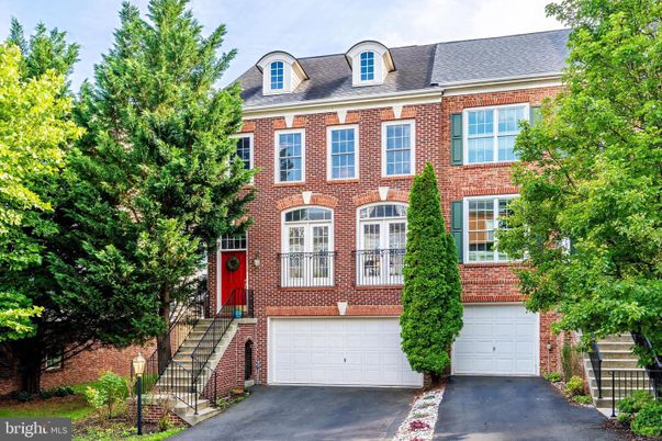 Attached, Exterior, Facade, Brick Facade, Georgian