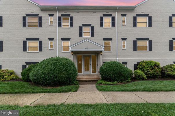 Exterior, Facade, Rowhouse