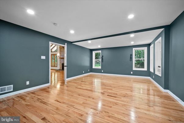 Empty room, Interior, Recessed Lighting, Wood Texture Flooring