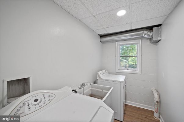 Interior, Recessed Lighting, Washer, Wood Texture Flooring