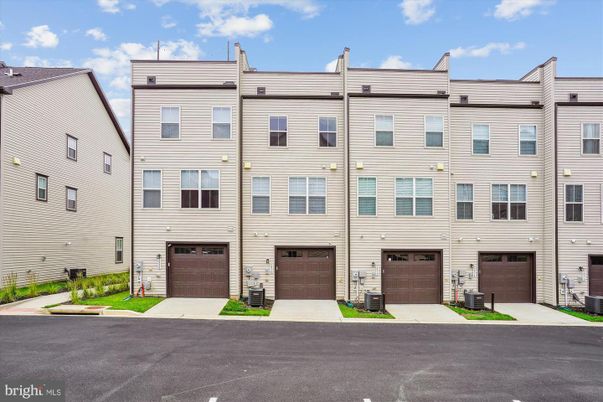 Attached, Exterior, Facade, Rowhouse