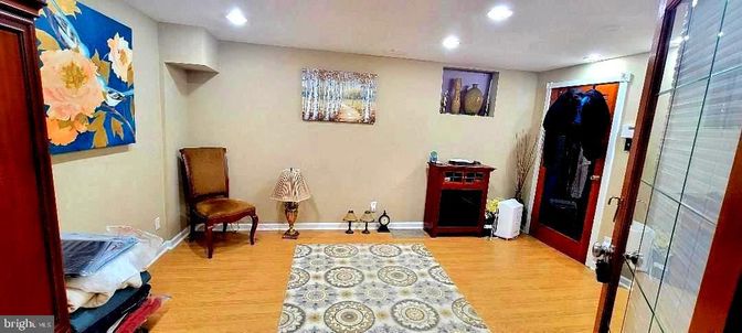 Interior, Recessed Lighting, Wood Texture Flooring