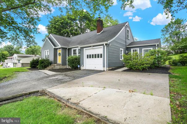 Attached, Exterior, Facade, Cape Cod