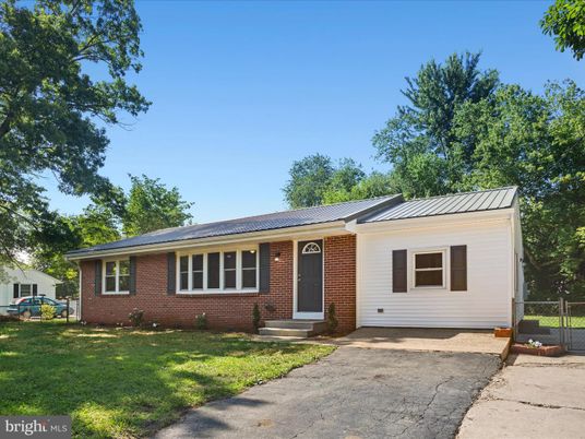 Exterior, Facade, Brick Facade, Ranch