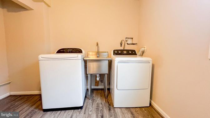 Interior, Washer, Wood Texture Flooring