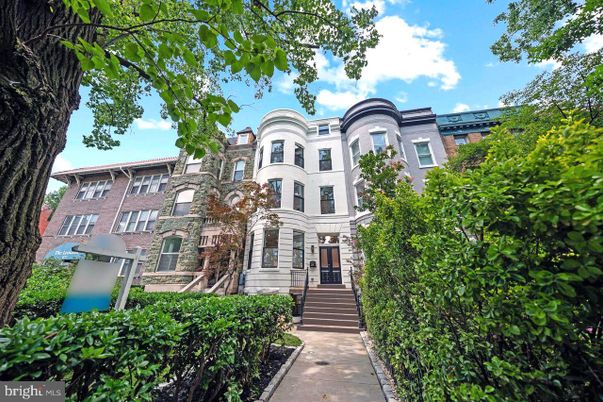 Exterior, Facade, Rowhouse