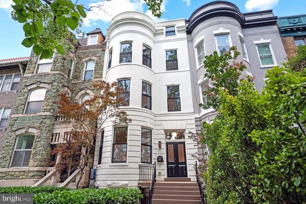 Exterior, Facade, Rowhouse