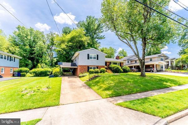 Exterior, Facade, Brick Facade, Raised Ranch