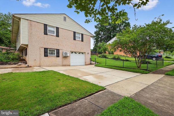 Attached, Exterior, Facade, Brick Facade, Split Level
