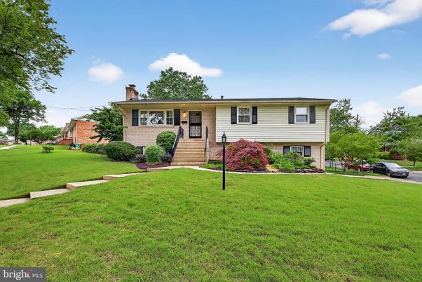 Backyard, Exterior, Facade, Brick Facade, Raised Ranch
