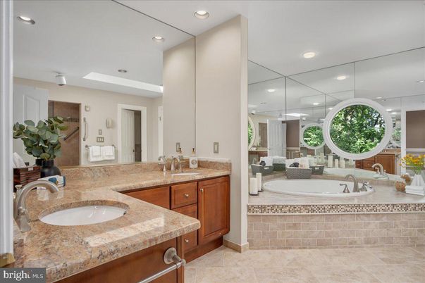 Bathroom, Dual Sink Vanities, Interior, Recessed Lighting