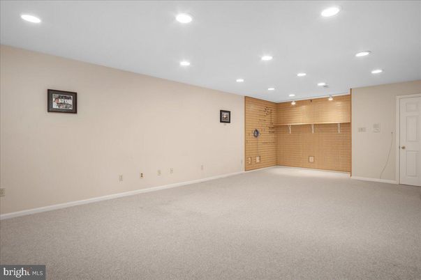 Empty room, Interior, Recessed Lighting, Wooden Walls