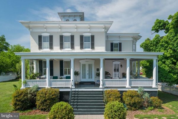Exterior, Facade, American Foursquare