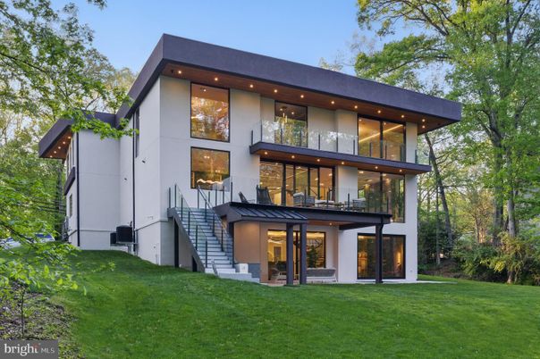Backyard, Exterior, Facade, Modern