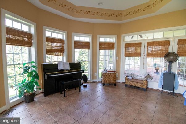 Interior, Piano