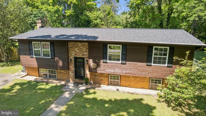 Exterior, Facade, Brick Facade, Raised Ranch