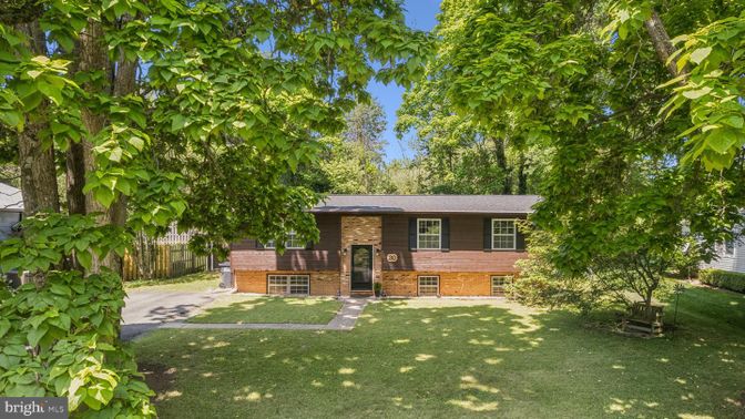 Backyard, Exterior, Facade, Brick Facade, Raised Ranch