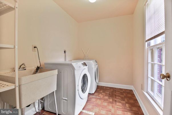 Interior, Washer, Wood Texture Flooring