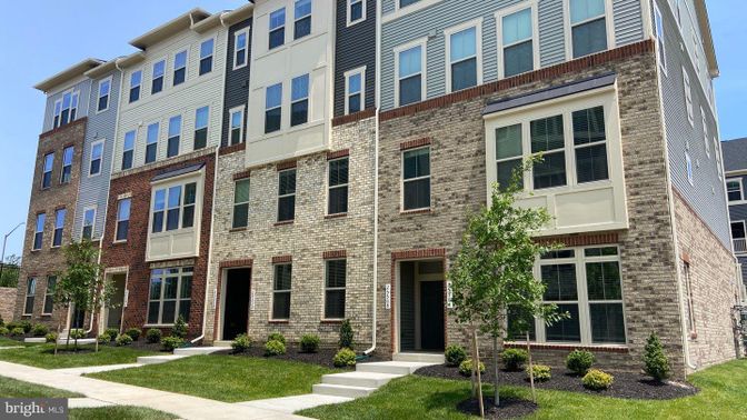 Exterior, Facade, Brick Facade, Rowhouse