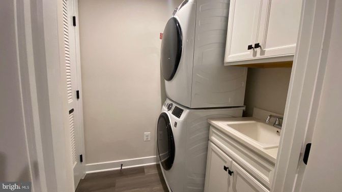 Interior, Washer, Wood Texture Flooring