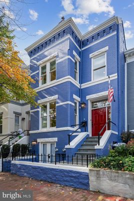 Exterior, Facade, Rowhouse