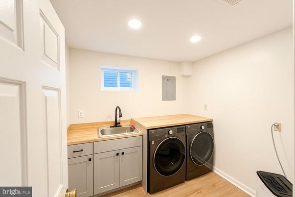 Interior, Recessed Lighting, Washer, Wood Texture Flooring