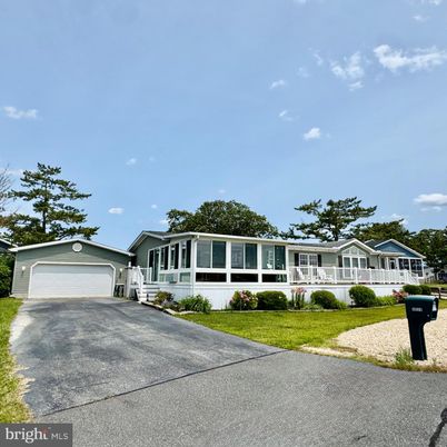 Attached, Exterior, Facade, Ranch