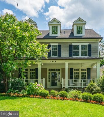 Exterior, Facade, American Foursquare