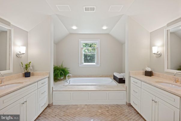 Bathroom, Dual Sink Vanities, Interior, Recessed Lighting