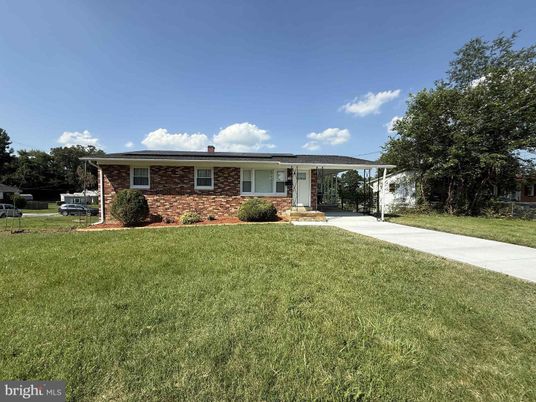 Backyard, Exterior, Facade, Brick Facade, Ranch