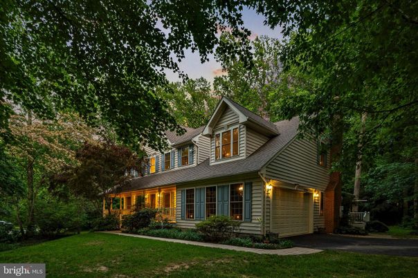 Attached, Exterior, Facade, Cape Cod