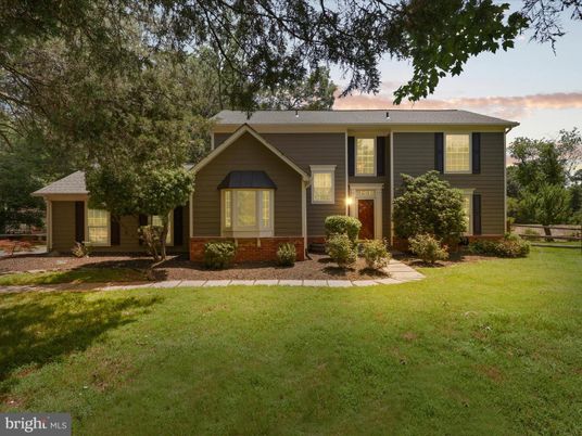Backyard, Exterior, Facade, Raised Ranch