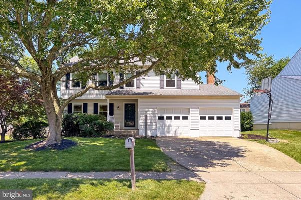 Attached, Exterior, Facade, Cape Cod