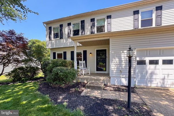 Attached, Exterior, Facade, Raised Ranch