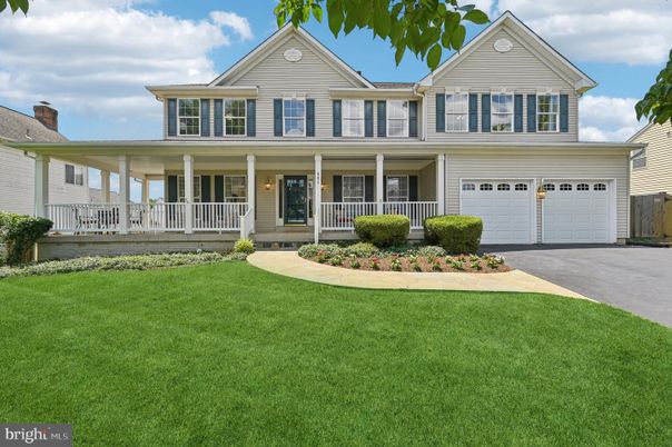 Attached, Exterior, Facade, Farmhouse