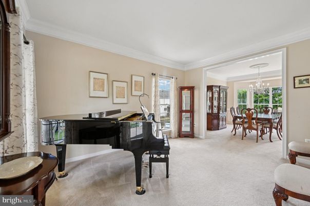 Chandelier, Dining room, Interior, Piano