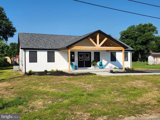 Backyard, Exterior, Facade, Ranch