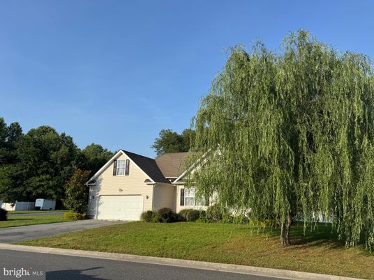 Attached, Exterior, Facade, Ranch