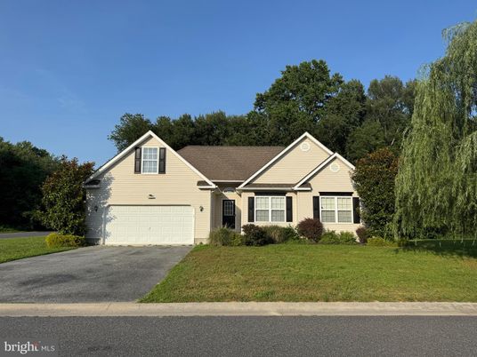 Attached, Exterior, Facade, Ranch