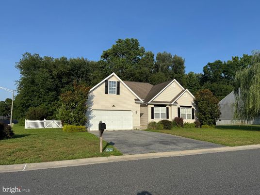 Attached, Exterior, Facade, Ranch
