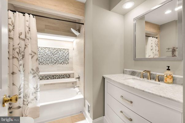 Bathroom, Interior, Recessed Lighting