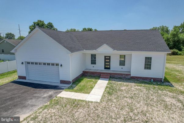 Attached, Exterior, Facade, Ranch